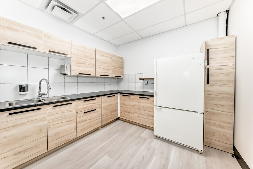 More Photos Of 1015 Centre St NW, Calgary Storefront Retail Residential For Sale