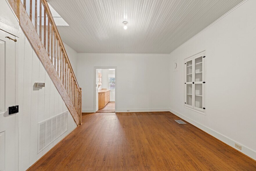 More Photos Of 421 W Main St, Fredericksburg Office Residential For Lease