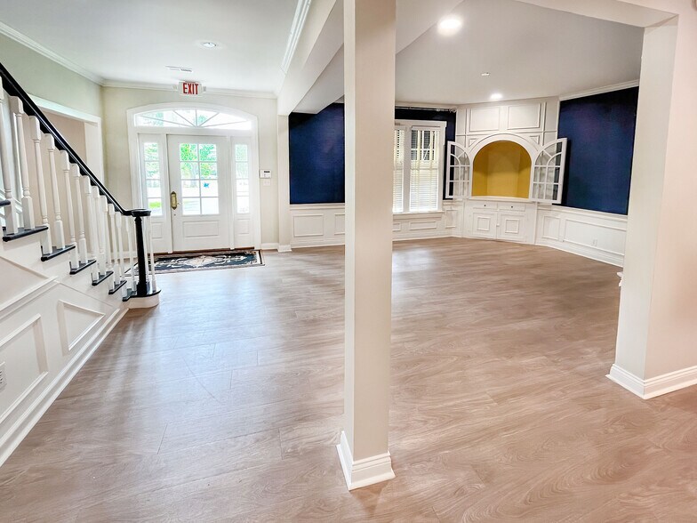More Photos Of 10388 In-662 W, Newburgh Freestanding For Sale