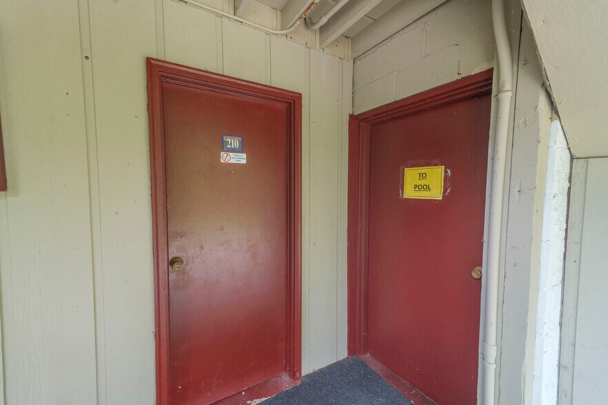 More Photos Of 6 Abroad Rd, West Dover Hotel For Sale