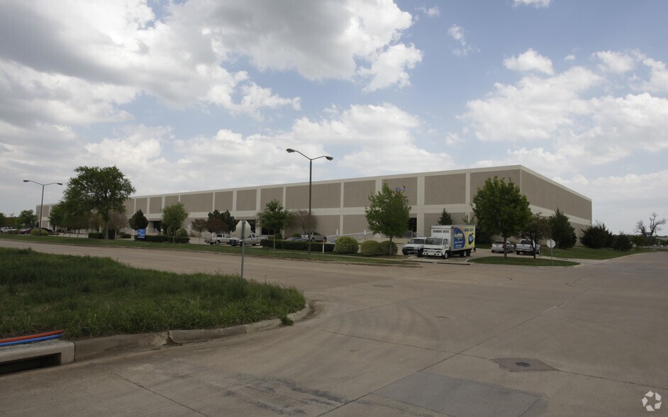 More Photos Of 7500-7524 S Jack Newell Blvd, Fort Worth Warehouse For Lease