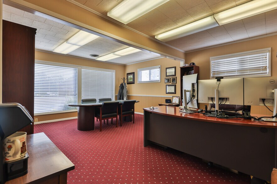 More Photos Of 308 N Lindell St, Martin Office For Sale