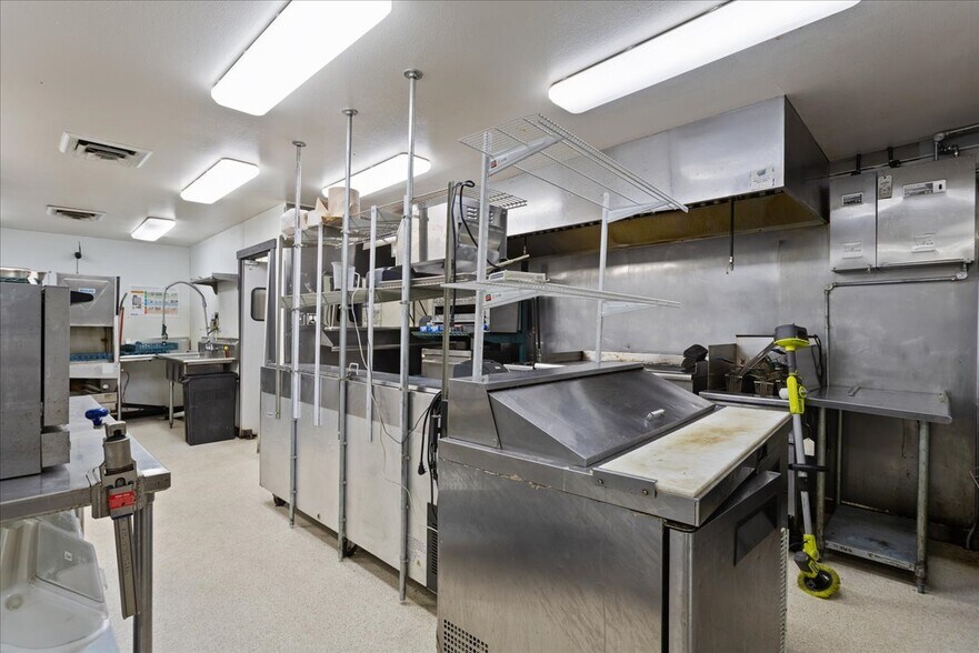 More Photos Of 122 W 6th St, Cheyenne Light Distribution For Lease