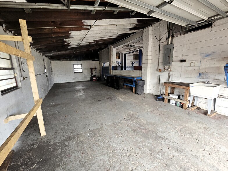 More Photos Of 15217 US 301, Dade City Office For Sale