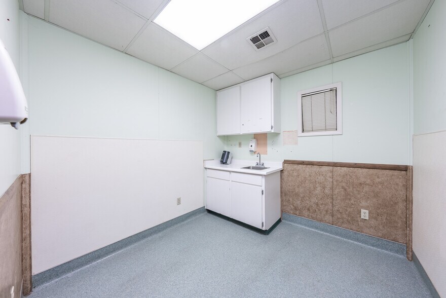More Photos Of 927 O St, Firebaugh Healthcare For Sale
