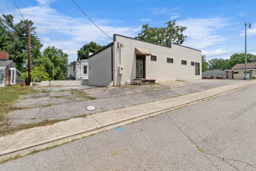 More Photos Of 628 Cumberland Dr, Clarksville Freestanding For Lease