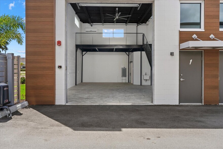 More Photos Of 6566 Palmer Park Cir, Sarasota Self Storage For Sale