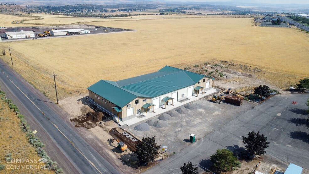 More Photos Of 35 Cherry Ln, Madras Warehouse For Lease