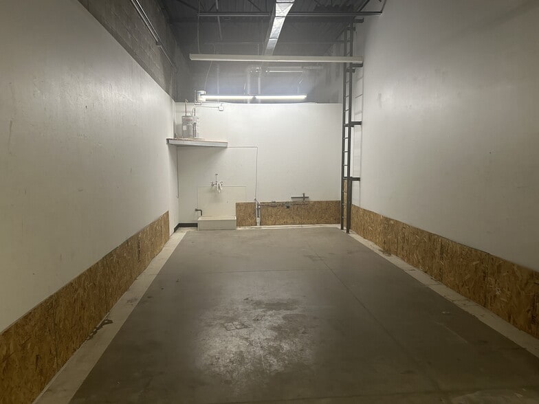 More Photos Of 2250 W Davison, Detroit Freestanding For Lease