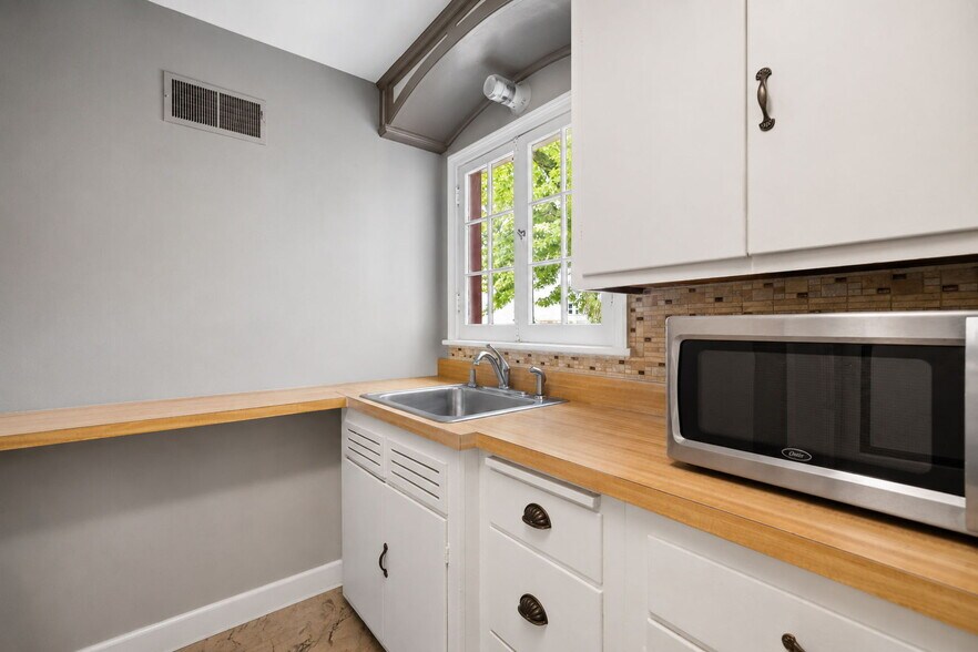 More Photos Of 6 E Washington St, Oswego Office For Sale