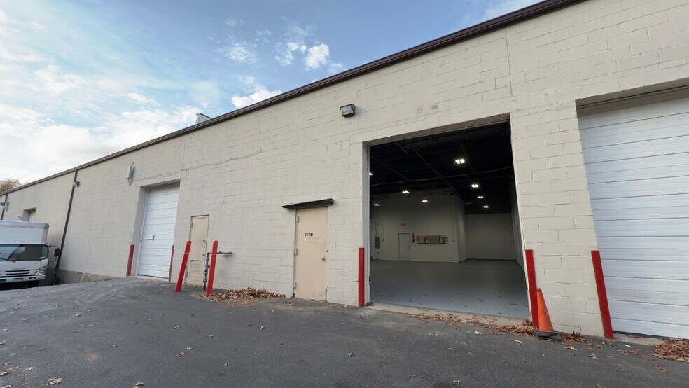 More Photos Of 1515-1557 Lincoln Ave, Holbrook Warehouse For Lease
