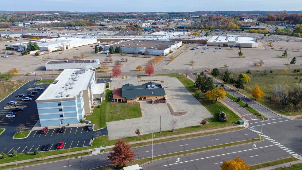 More Photos Of 4207 Oakwood Hills Pkwy, Eau Claire Restaurant For Sale