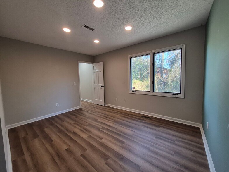 More Photos Of 1600 Elm St, Sanford Office For Lease