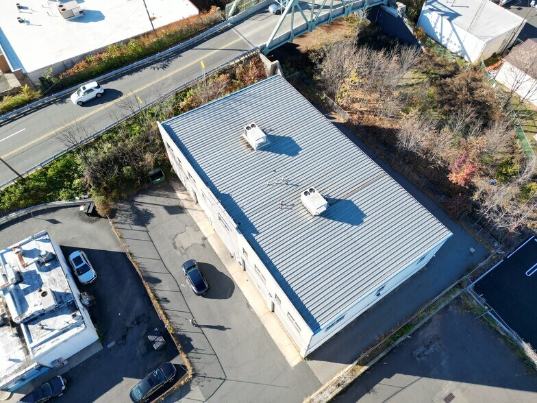 More Photos Of 205 E 1st Ave, Roselle Warehouse For Lease