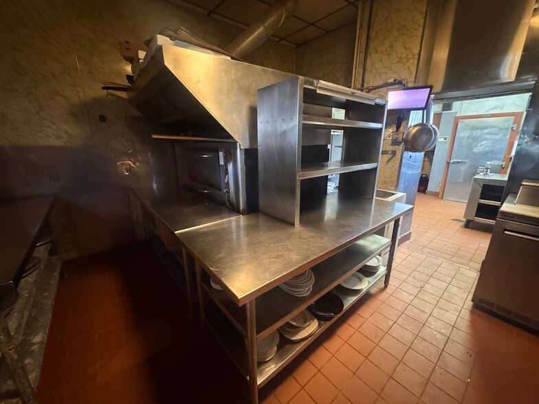 More Photos Of 1705 Columbus Ave, Bay City Restaurant For Sale