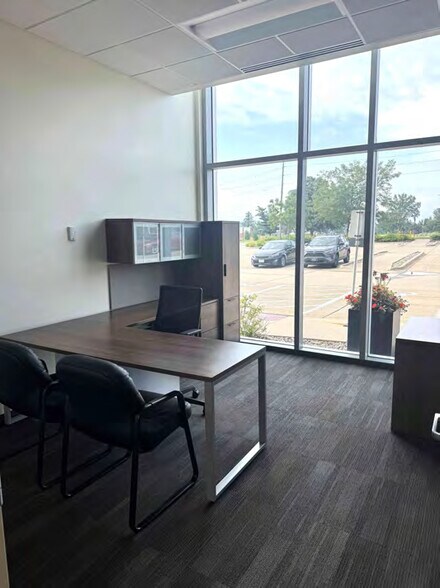 More Photos Of 4201 42nd St NE, Cedar Rapids Office For Lease