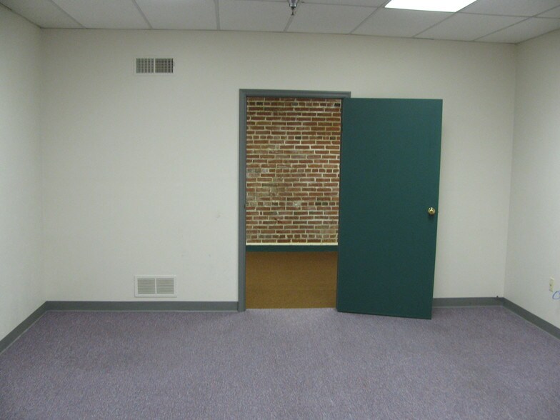 More Photos Of 1 Center Sq, Hanover Office For Lease