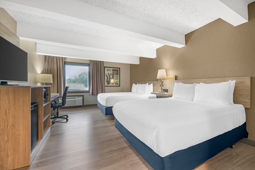 More Photos Of 250 W Church St, Mishicot Hotel For Sale