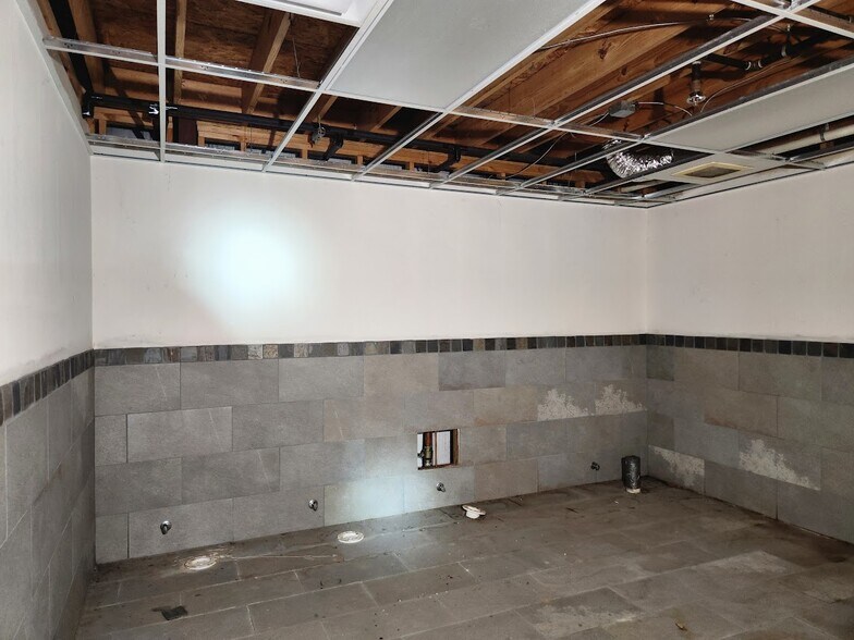More Photos Of Martin Luther King Hwy, Eutaw Warehouse For Sale