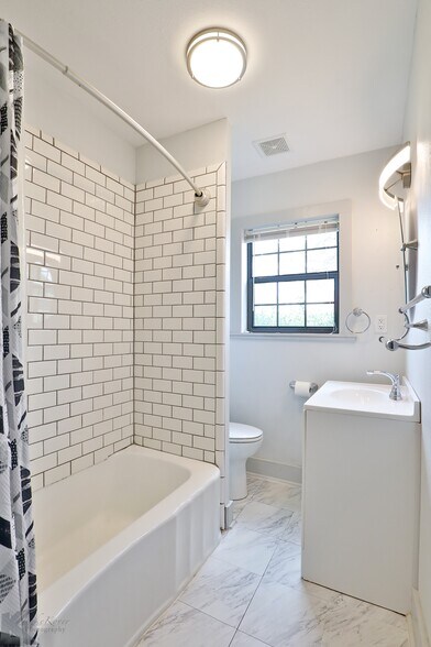More Photos Of 2710 S Commercial Ave, Coleman Hotel For Sale