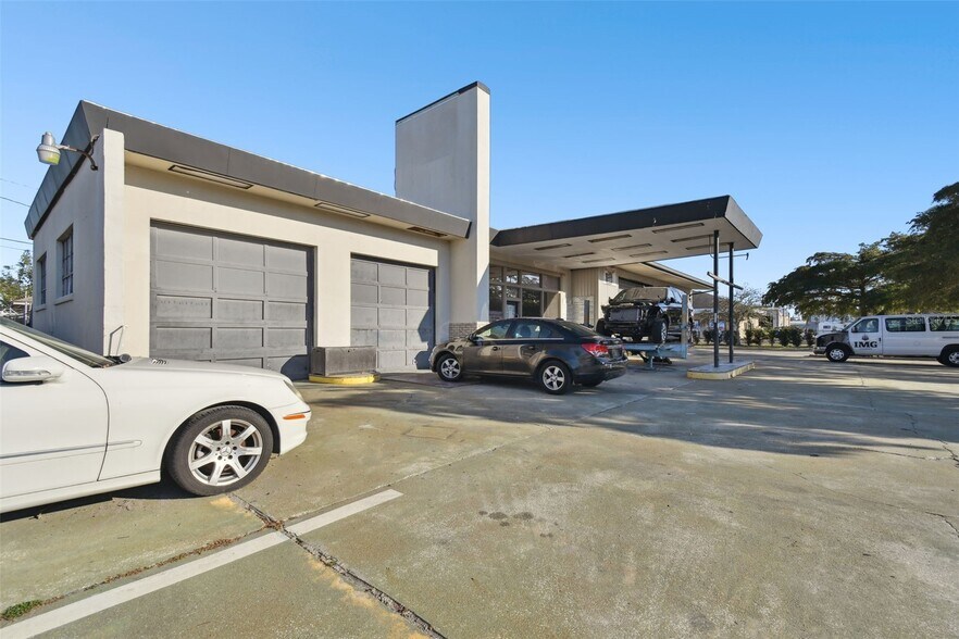 More Photos Of 2011 9th St, Bradenton Freestanding For Sale