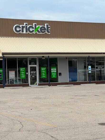 More Photos Of 3212-3214 Auburn St, Rockford Storefront For Lease