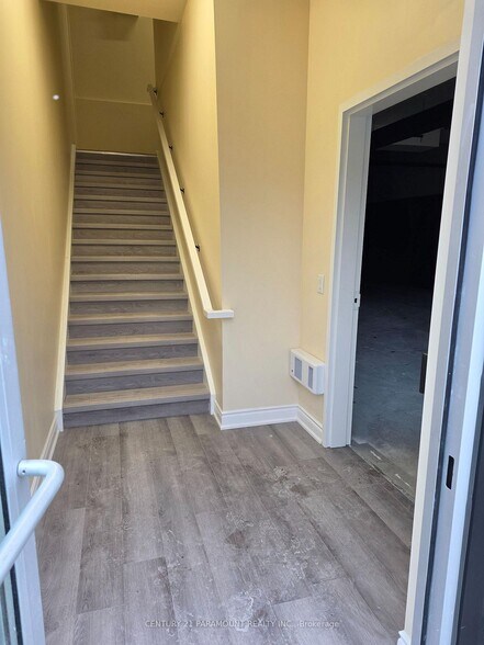 More Photos Of 587 Hanlon Creek Blvd, Guelph Showroom For Sale