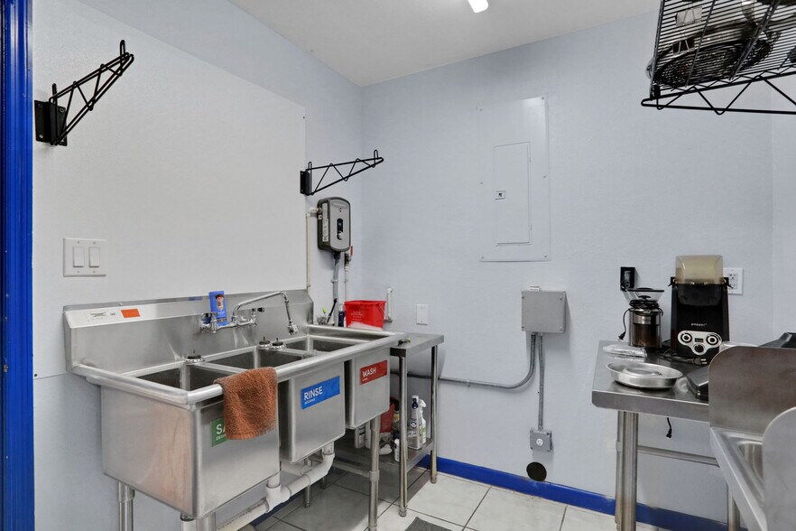 More Photos Of 413 Elm St, Welaka Freestanding For Sale