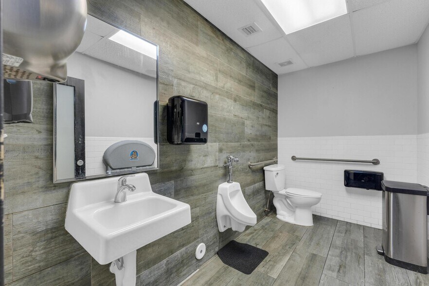 More Photos Of 4950 W 12th Ave, Hialeah Restaurant For Sale
