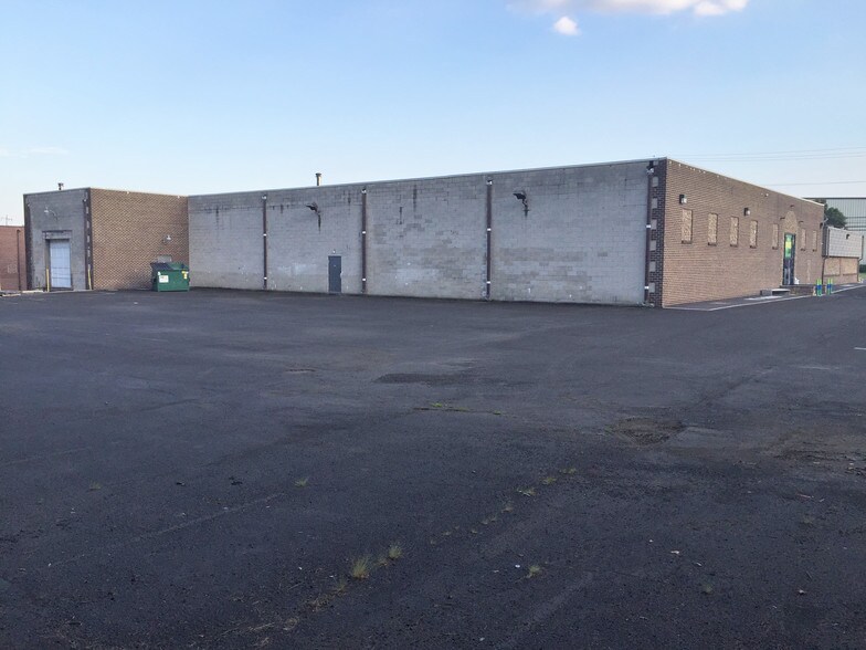 More Photos Of 1065 Industrial Blvd, Southampton Warehouse For Lease