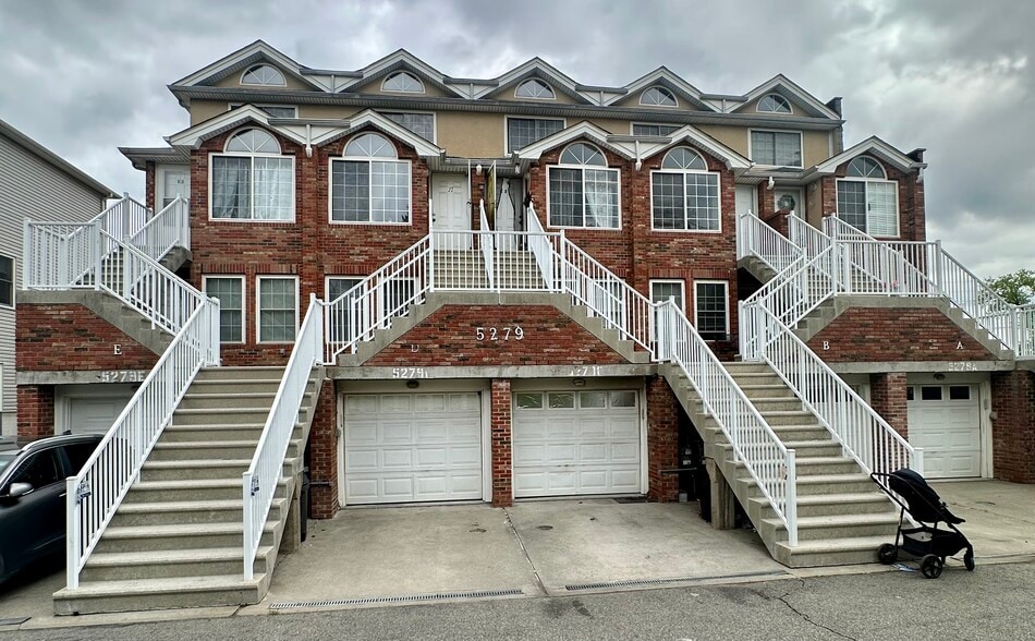 Primary Photo Of 5279 Arthur Kill Rd, Staten Island Apartments For Sale