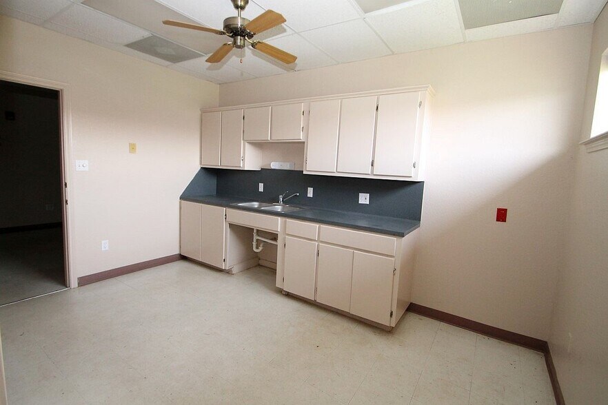 More Photos Of 382 W Main St, Raymondville Office For Sale