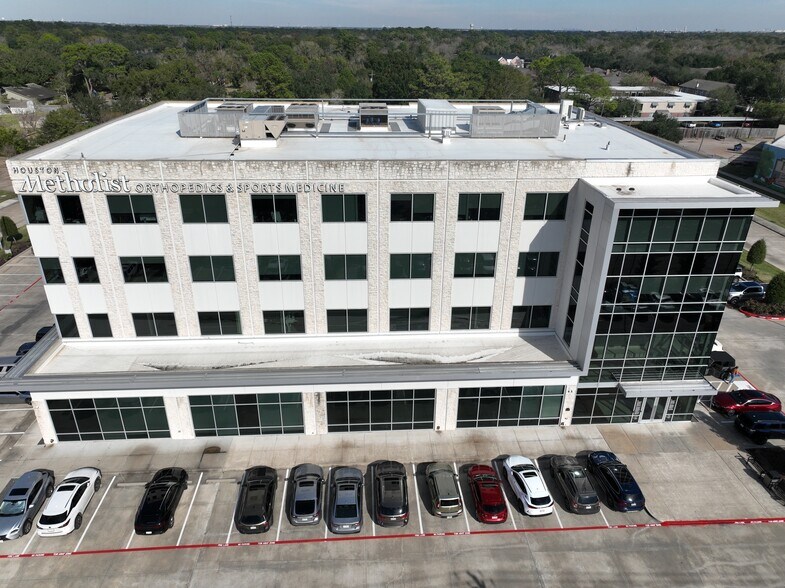 Primary Photo Of 505 S Friendswood Dr, Friendswood Medical For Lease