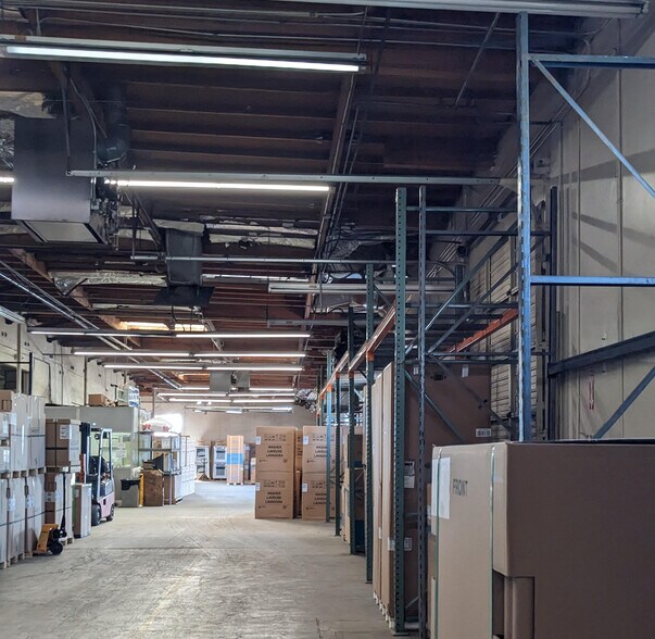 More Photos Of 14600 Arminta St, Panorama City Warehouse For Lease