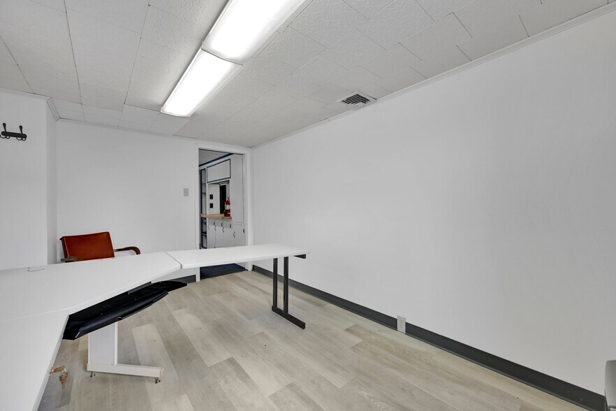 More Photos Of 26 N Railroad St, Palmyra Office For Sale