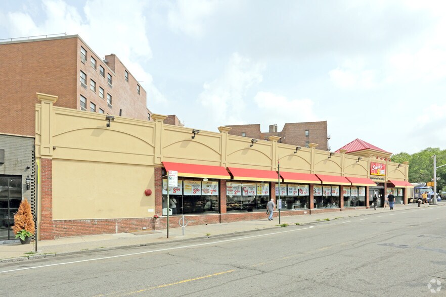More Photos Of 41-25 Greenpoint Ave, Sunnyside Supermarket For Sale
