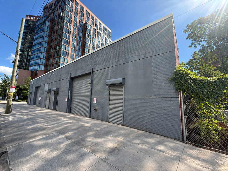 More Photos Of 26-31 1st St, Astoria Warehouse For Lease