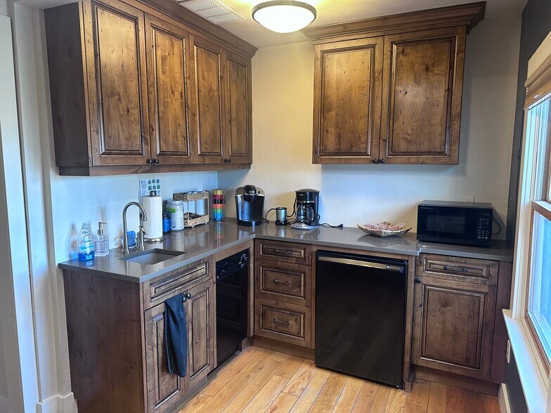 More Photos Of 208 SE Vine Ln, Bend Office For Lease