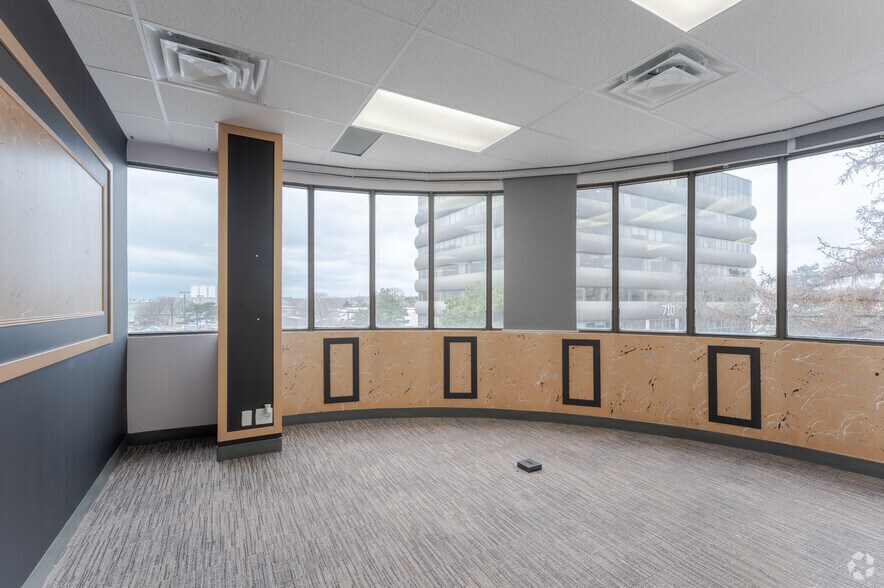 More Photos Of 700 Dorval Dr, Oakville Unknown For Lease