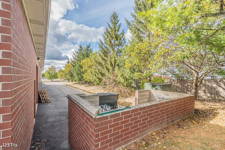 More Photos Of 625 N Bridgeport Ter, Lindenhurst Freestanding For Sale