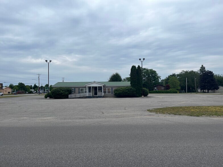 More Photos Of 810 N Birch St, Kalkaska Office For Sale