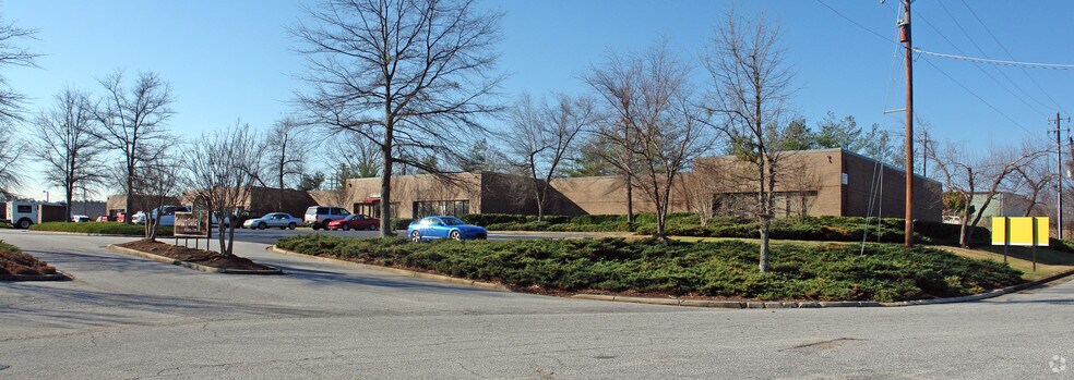 More Photos Of 1040 Thousand Oaks Blvd, Greenville Flex For Lease
