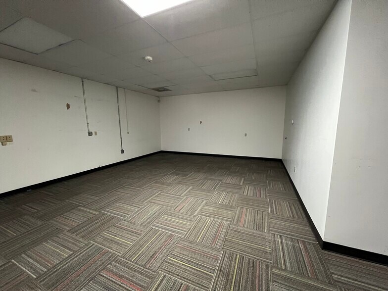 More Photos Of 2305 W Altorfer Rd, Peoria Light Manufacturing For Sale