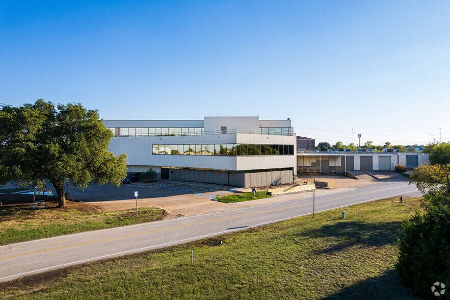 More Photos Of 500 Winscott Rd, Benbrook Manufacturing For Sale