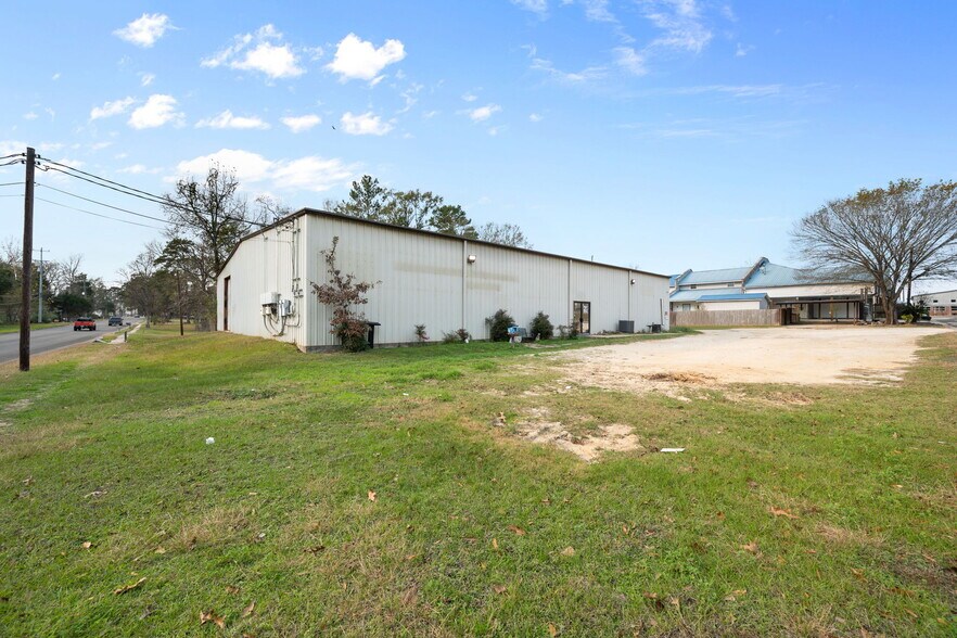 More Photos Of 115 N Willis Ave, Livingston Warehouse For Sale