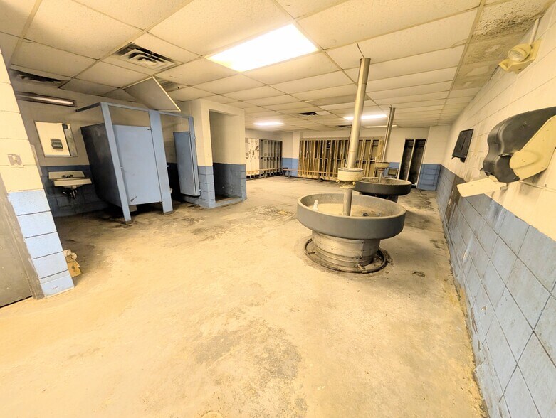 More Photos Of 1469 US Highway 59, Moran Manufacturing For Sale