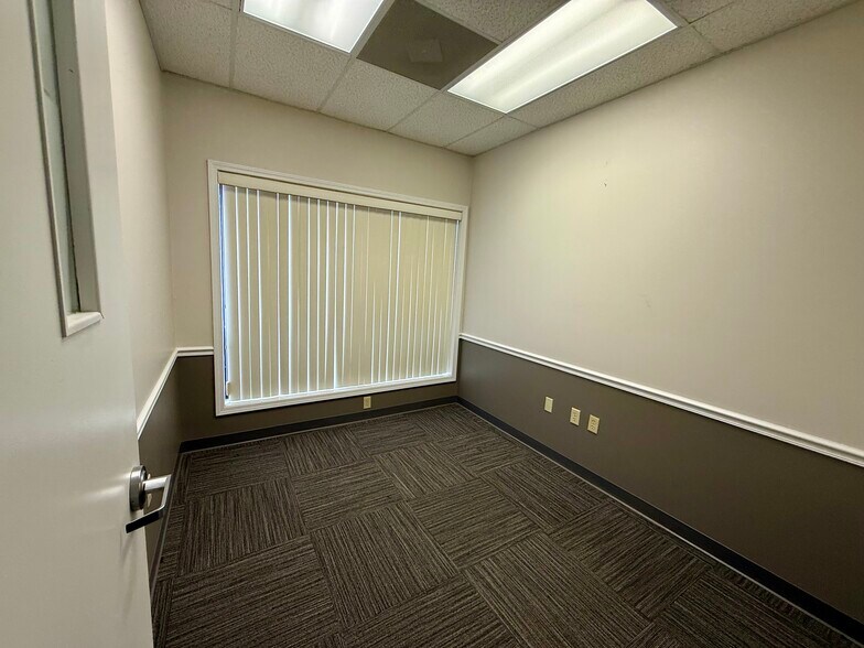 More Photos Of 326 E High St, Potosi Office For Sale