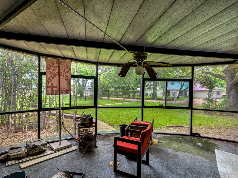 More Photos Of 1105 San Jacinto St, Rosenberg Office For Sale