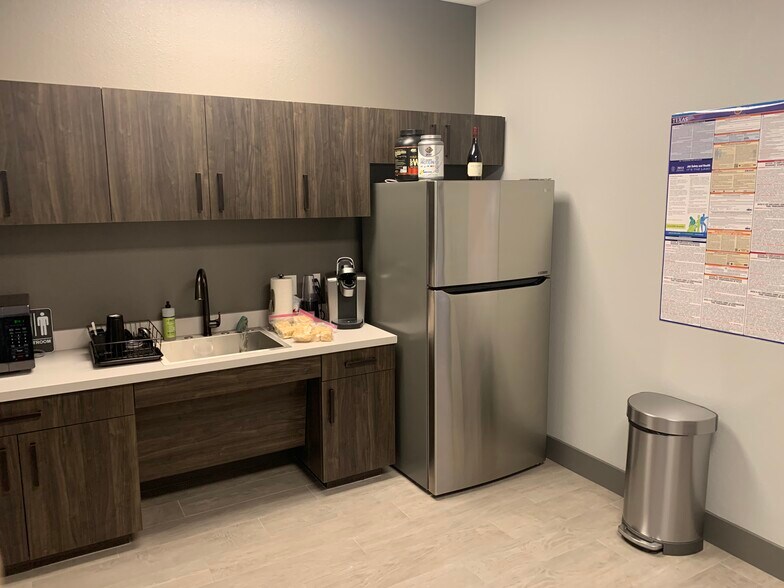 More Photos Of 610 S Watters Rd, Allen Medical For Lease