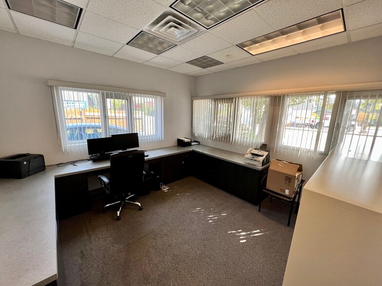 More Photos Of 2600 Gross Point Rd, Evanston Loft Creative Space For Sale